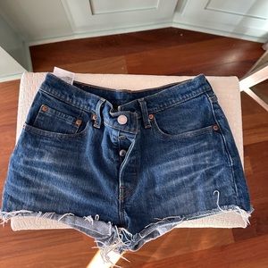 Levi 501 Jean shorts!! Size 26!!